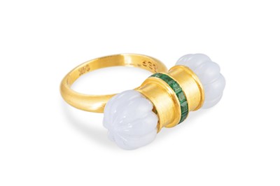 Lot 132 - AN EMERALD AND CHALCEDONY RING, of unusual...
