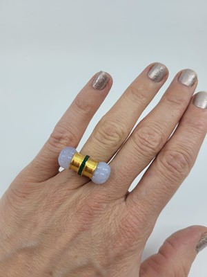 Lot 132 - AN EMERALD AND CHALCEDONY RING, of unusual...