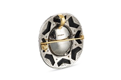 Lot 135 - AN OPAL, DIAMOND AND ONYX BROOCH, of cluster...