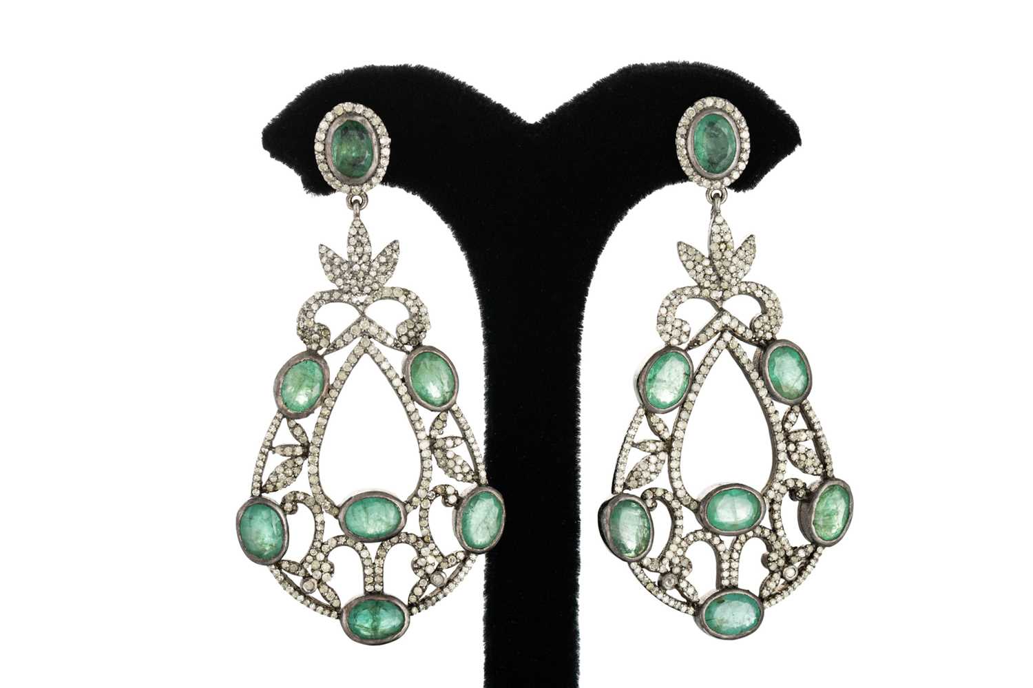 Lot 136 - A PAIR OF EMERALD AND DIAMOND CHANDELIER DROP...