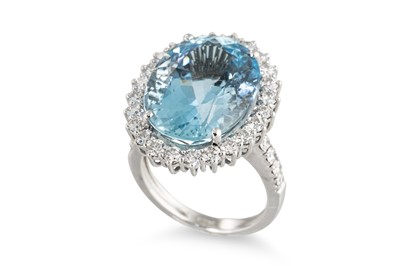 Lot 213 - AN AQUAMARINE AND DIAMOND SET CLUSTER RING,...