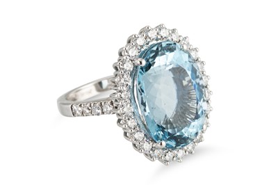 Lot 213 - AN AQUAMARINE AND DIAMOND SET CLUSTER RING,...