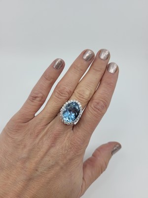Lot 213 - AN AQUAMARINE AND DIAMOND SET CLUSTER RING,...