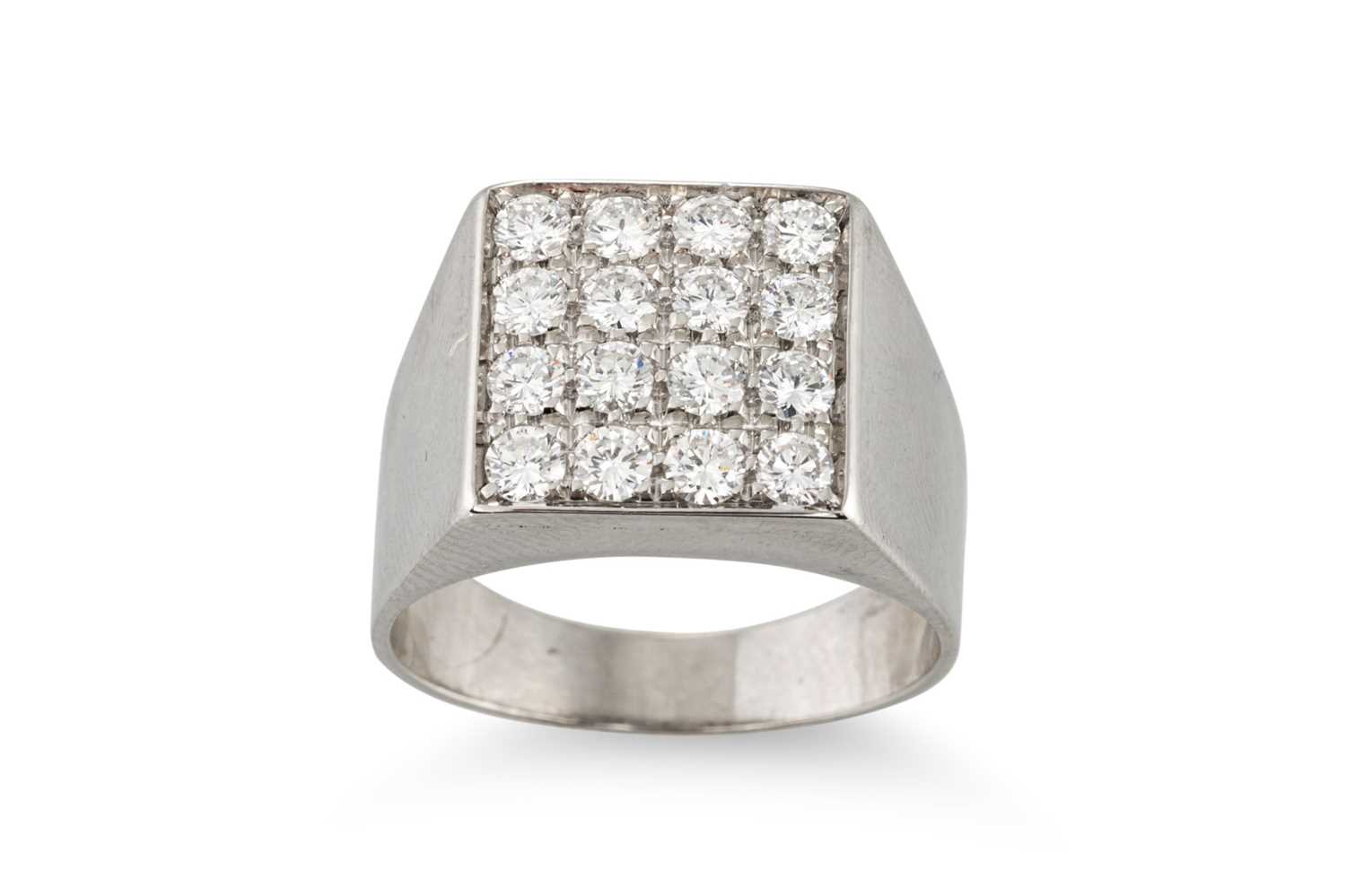 Lot 250 - A DIAMOND SET CLUSTER RING, the round...