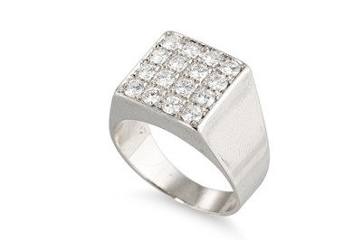 Lot 250 - A DIAMOND SET CLUSTER RING, the round...