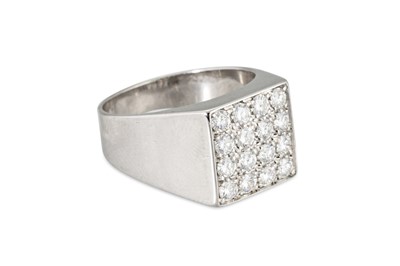 Lot 250 - A DIAMOND SET CLUSTER RING, the round...
