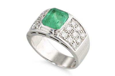 Lot 251 - AN EMERALD AND DIAMOND SET BAND RING, the...