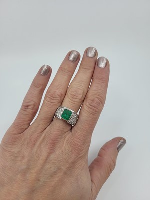 Lot 251 - AN EMERALD AND DIAMOND SET BAND RING, the...