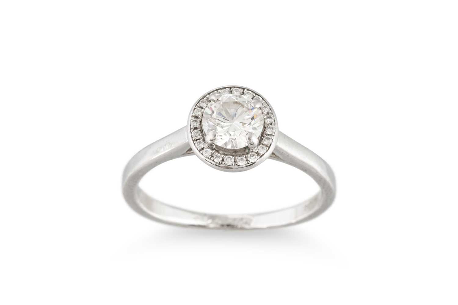 Lot 171 - A DIAMOND SOLITAIRE RING, the round brilliant...