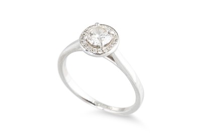 Lot 171 - A DIAMOND SOLITAIRE RING, the round brilliant...