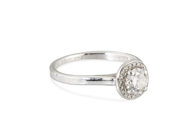 Lot 171 - A DIAMOND SOLITAIRE RING, the round brilliant...