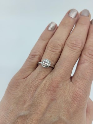 Lot 171 - A DIAMOND SOLITAIRE RING, the round brilliant...