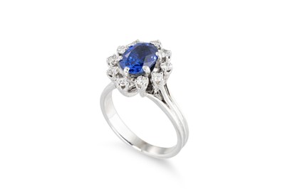 Lot 262 - A SAPPHIRE AND DIAMOND CLUSTER RING, the oval...