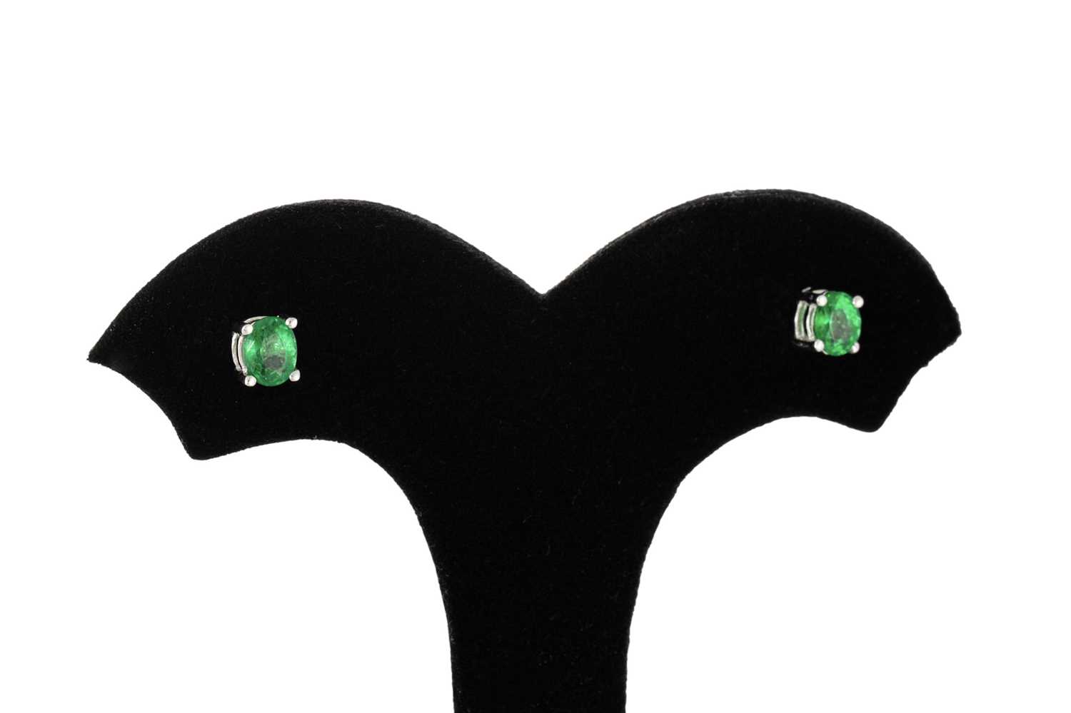 Lot 264 - A PAIR OF GREEN GARNET EARRINGS, set in 18ct gold