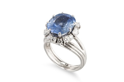 Lot 267 - A SAPPHIRE AND DIAMOND CLUSTER RING, the oval...