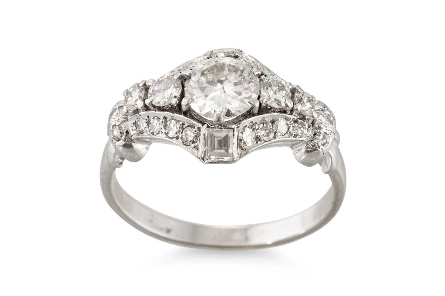 Lot 268 - A VINTAGE DIAMOND CLUSTER RING, the centre old...