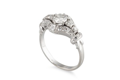 Lot 268 - A VINTAGE DIAMOND CLUSTER RING, the centre old...