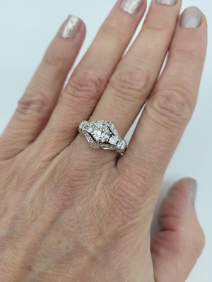 Lot 268 - A VINTAGE DIAMOND CLUSTER RING, the centre old...