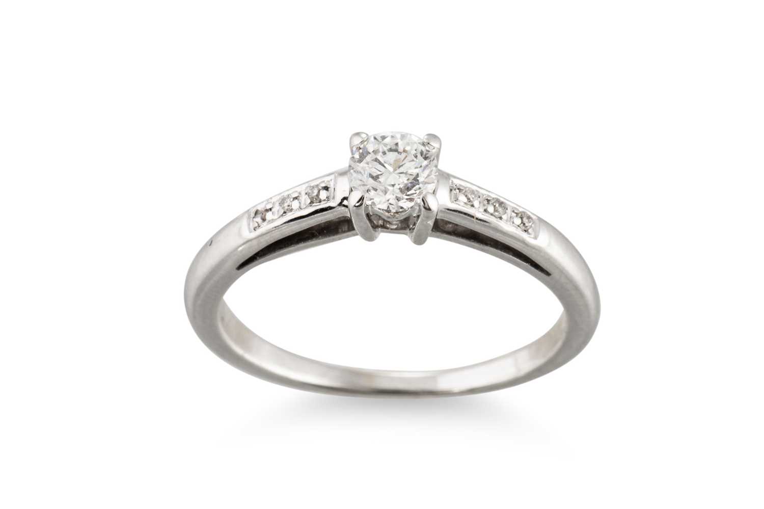 Lot 269 - A DIAMOND SOLITAIRE RING, the brilliant cut...