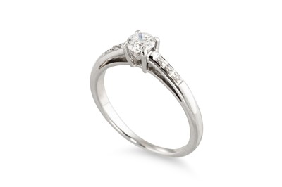 Lot 269 - A DIAMOND SOLITAIRE RING, the brilliant cut...