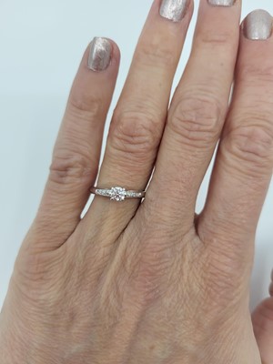 Lot 269 - A DIAMOND SOLITAIRE RING, the brilliant cut...