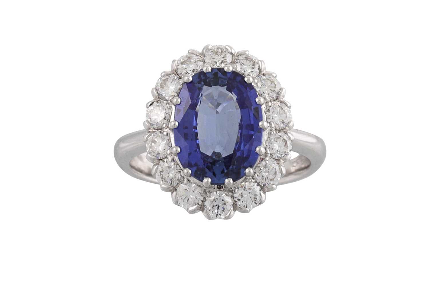 Lot 215 - A SAPPHIRE AND DIAMOND CLUSTER RING, the oval...