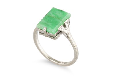 Lot 103 - AN ART DECO JADE RING, tubular jade mounted in...