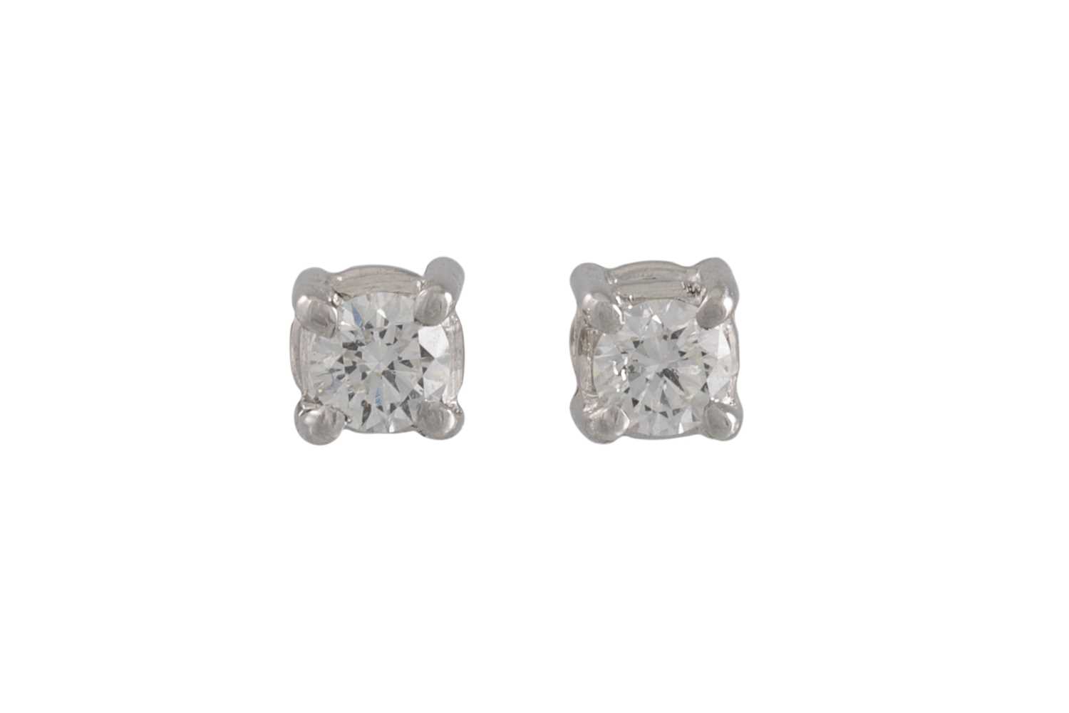 Lot 219 - A PAIR OF DIAMOND STUD EARRINGS, the brilliant...