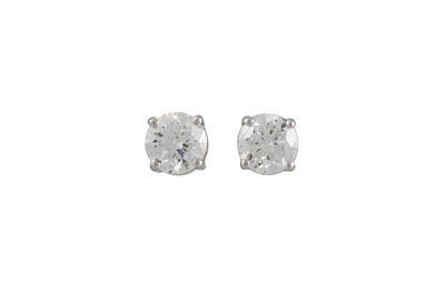 Lot 220 - A PAIR OF DIAMOND STUD EARRINGS, the brilliant...