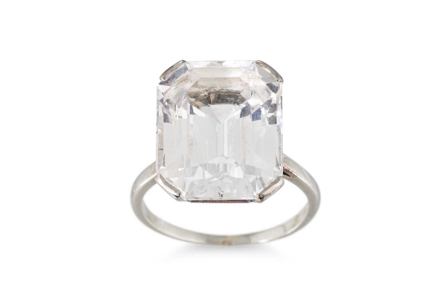 Lot 114 - A SYNETHIC COLOURLESS SPINEL RING, in 18ct...
