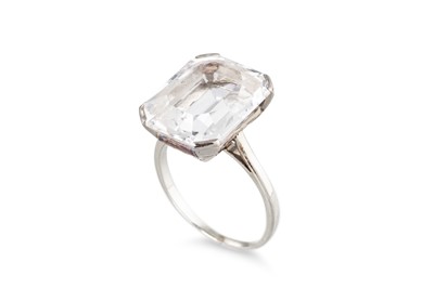 Lot 114 - A SYNETHIC COLOURLESS SPINEL RING, in 18ct...