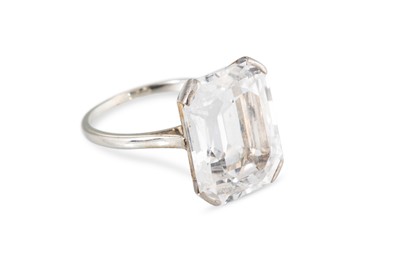 Lot 114 - A SYNETHIC COLOURLESS SPINEL RING, in 18ct...