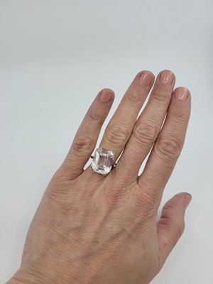 Lot 114 - A SYNETHIC COLOURLESS SPINEL RING, in 18ct...
