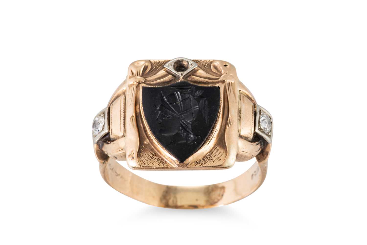 Lot 86 - A U.S.A. 9CT YELLOW GOLD GENT'S CENTURIAN RING,...