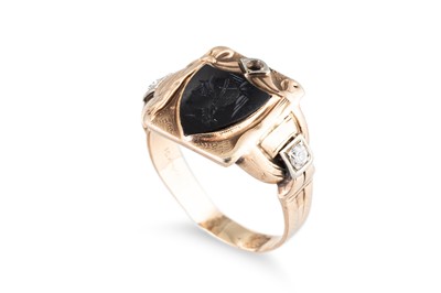 Lot 86 - A U.S.A. 9CT YELLOW GOLD GENT'S CENTURIAN RING,...