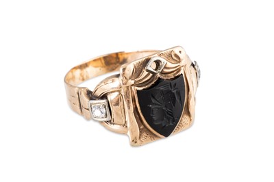 Lot 86 - A U.S.A. 9CT YELLOW GOLD GENT'S CENTURIAN RING,...