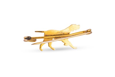 Lot 116 - AN ANTIQUE GOLD BROOCH, modelled as a hound,...