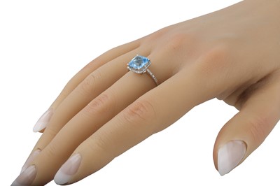 Lot 7 - A DIAMOND AND TOPAZ CLUSTER RING, the cushion...