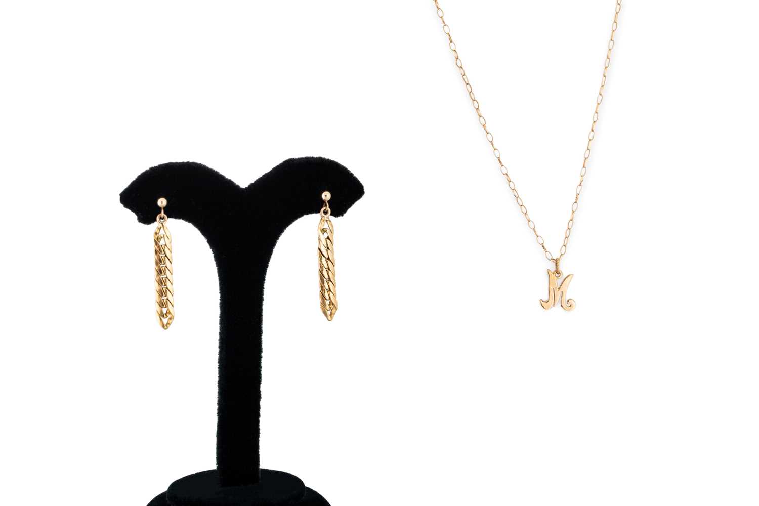 Lot 39 - A GOLD NECKLACE, with the letter 'M' attached,...