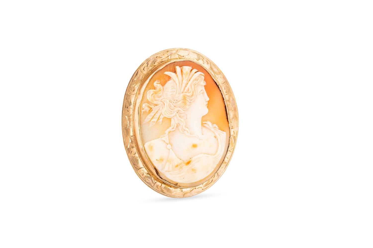 Lot 41 - A GOLD FRAMED CAMEO BROOCH, depicting a lady,...