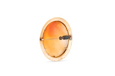 Lot 41 - A GOLD FRAMED CAMEO BROOCH, depicting a lady,...