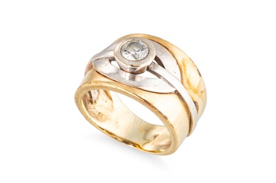 Lot 28 - A STONE SET RING, mounted in gold, 7.4 g.,...