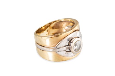 Lot 28 - A STONE SET RING, mounted in gold, 7.4 g.,...