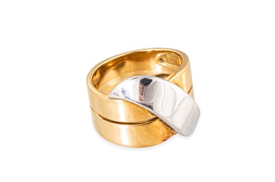 Lot 29 - A 18CT TWO COLOUR GOLD RING, cross-over style,...