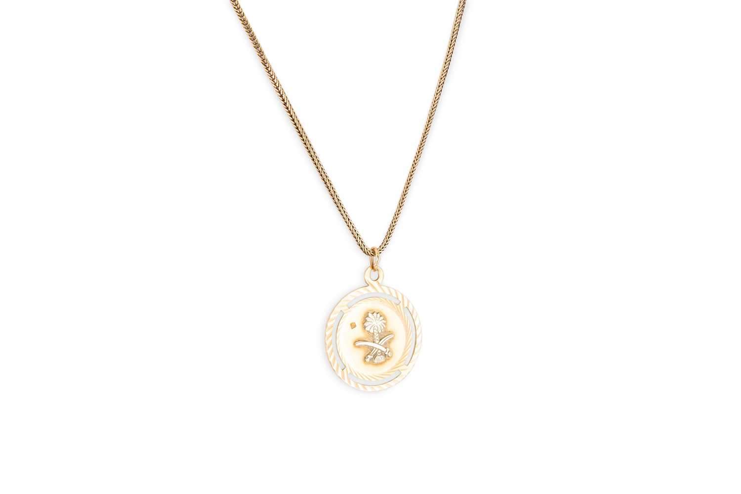Lot 30 - AN 18CT GOLD SAUDI ARABIA MEDAL PENDANT, on an...