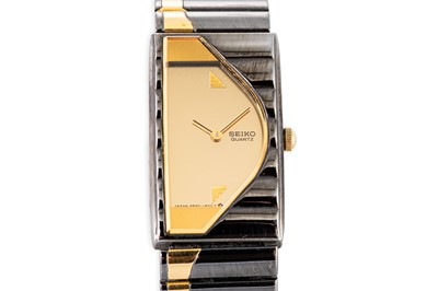 Lot 406 - A LADY'S SEIKO WRISTWATCH, black & gold tone...