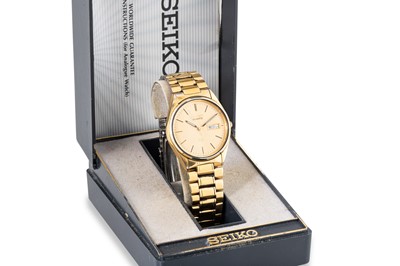 Lot 230 - A SEIKO WRISTWATCH, with day/date, baton...