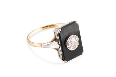 Lot 62 - AN ART DECO ONYX AND DIAMOND PLAQUE RING,...