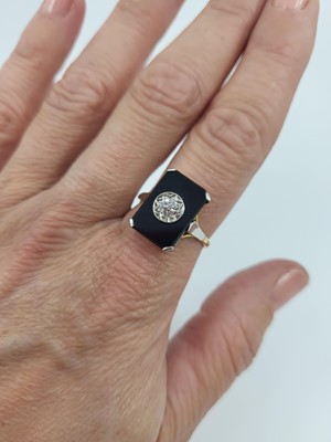 Lot 62 - AN ART DECO ONYX AND DIAMOND PLAQUE RING,...