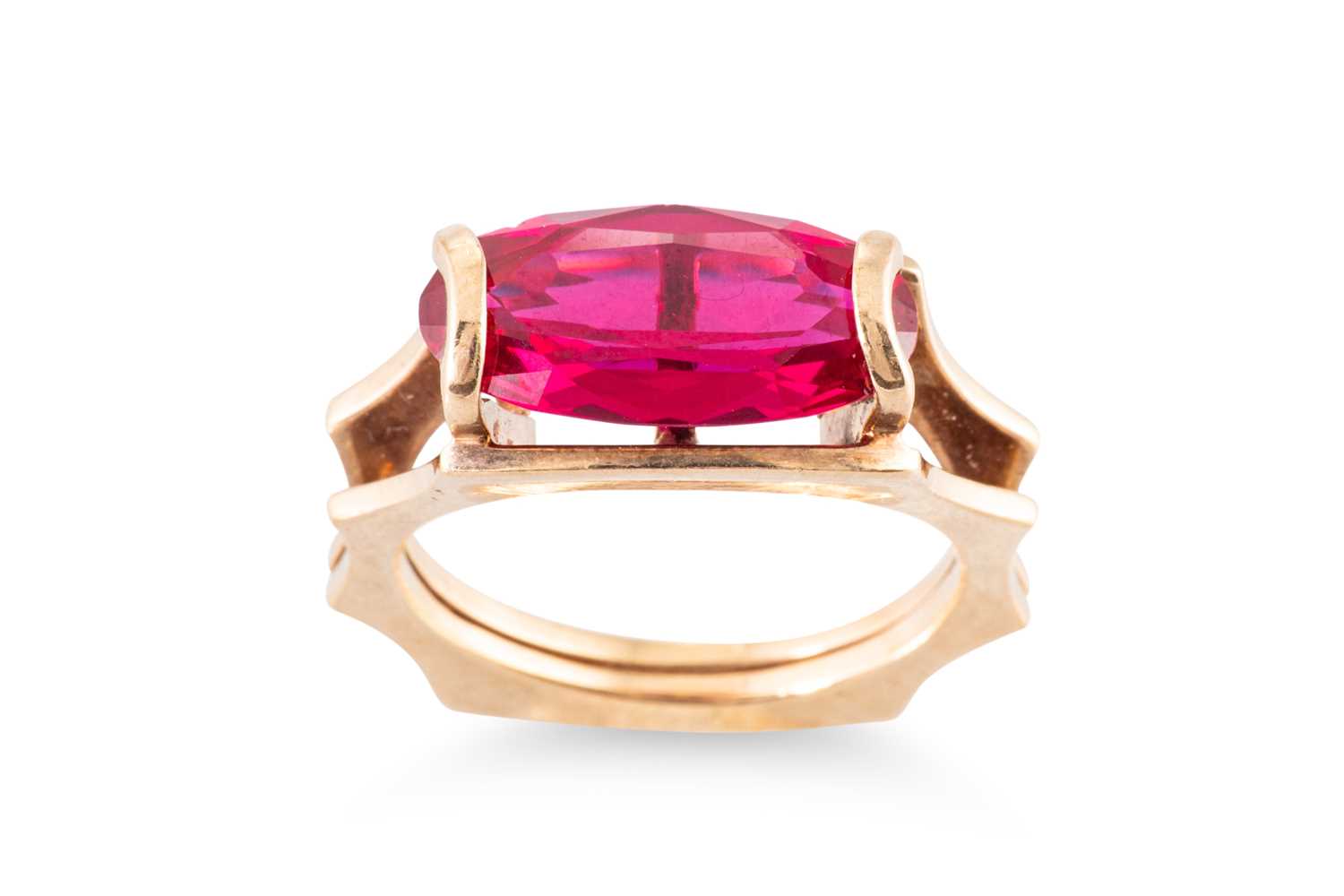Lot 76 - A VINTAGE IRISH GOLD STONE SET RING, of...